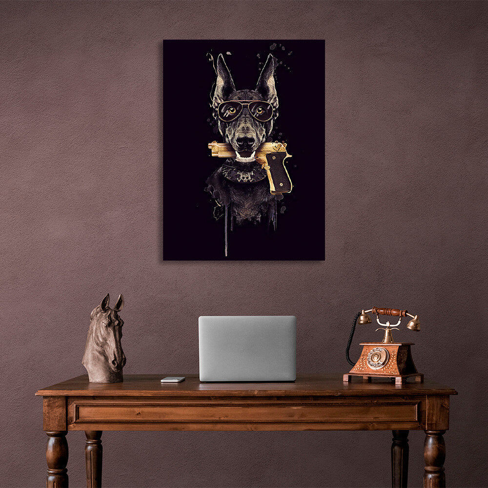 Dobermann mit einer Pistole zwischen den Zähnen. Kunstdruck auf Leinwand.