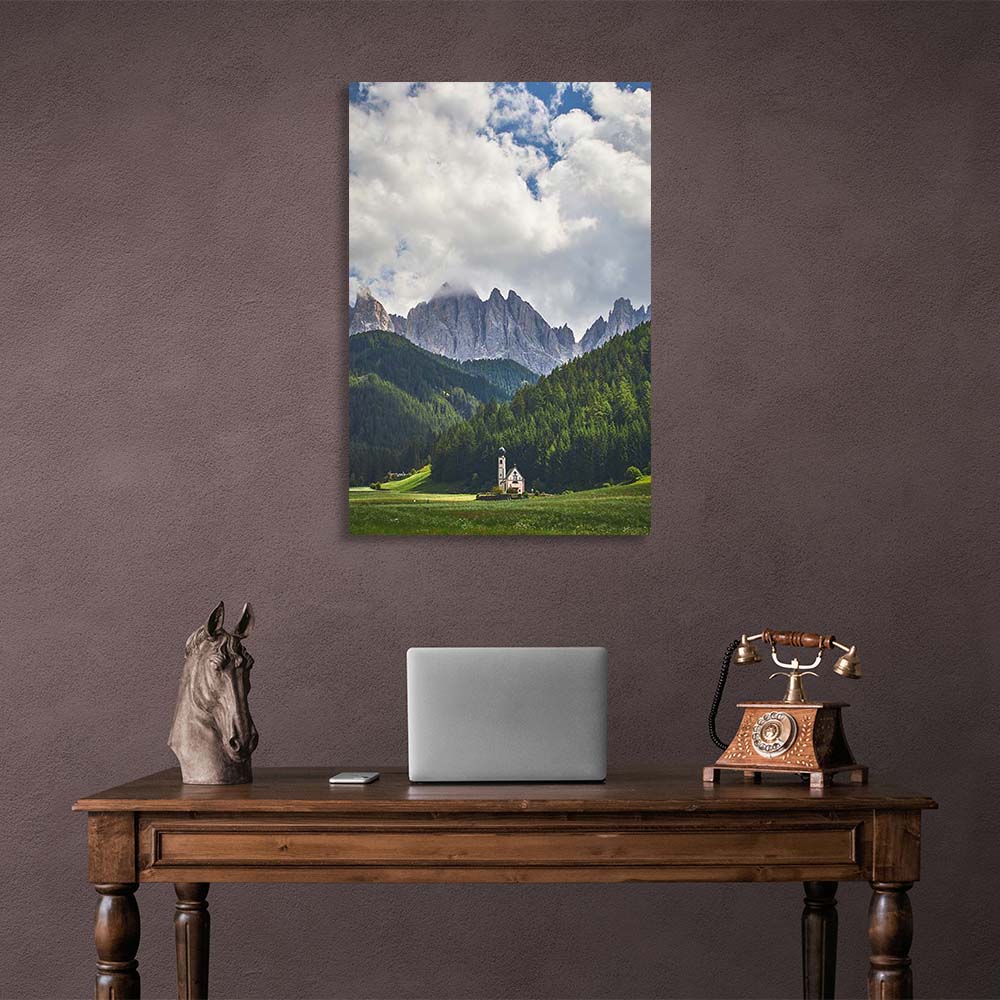Leinwandbild Kirche am Fuße der Berge