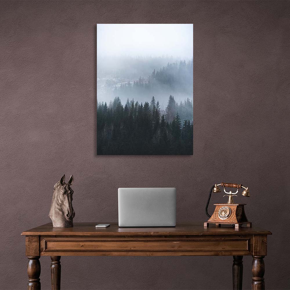 Kunstdruck auf Leinwand, Nebel, der vertikal von den Bergen herabkommt