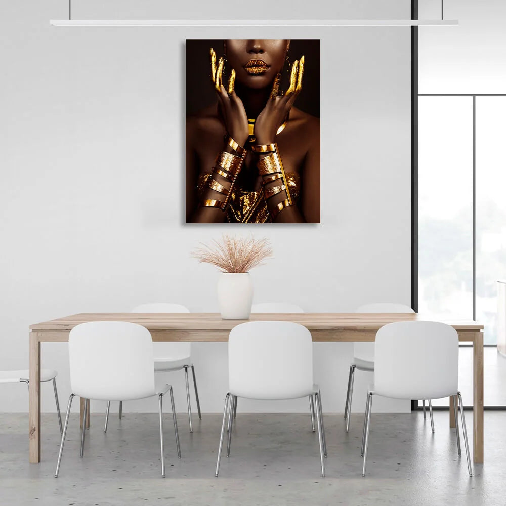 Leinwandbild „Ein dunkelhaariges Mädchen mit goldenen Elementen“