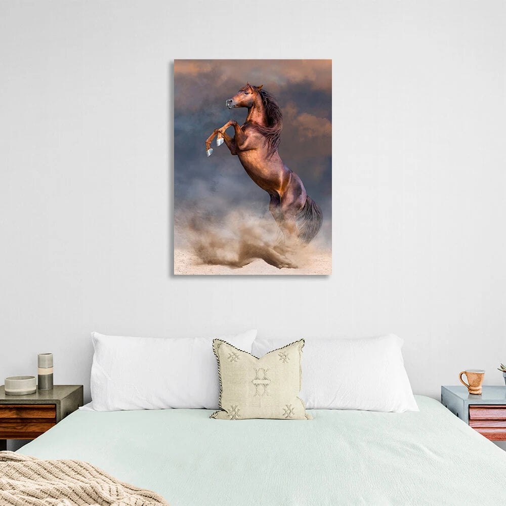 Kunstdruck auf Leinwand, Motiv: Ein elegantes braunes Pferd steht auf zwei Beinen vor dem Hintergrund von Gewitterwolken oder einfach nur dunklen Wolken