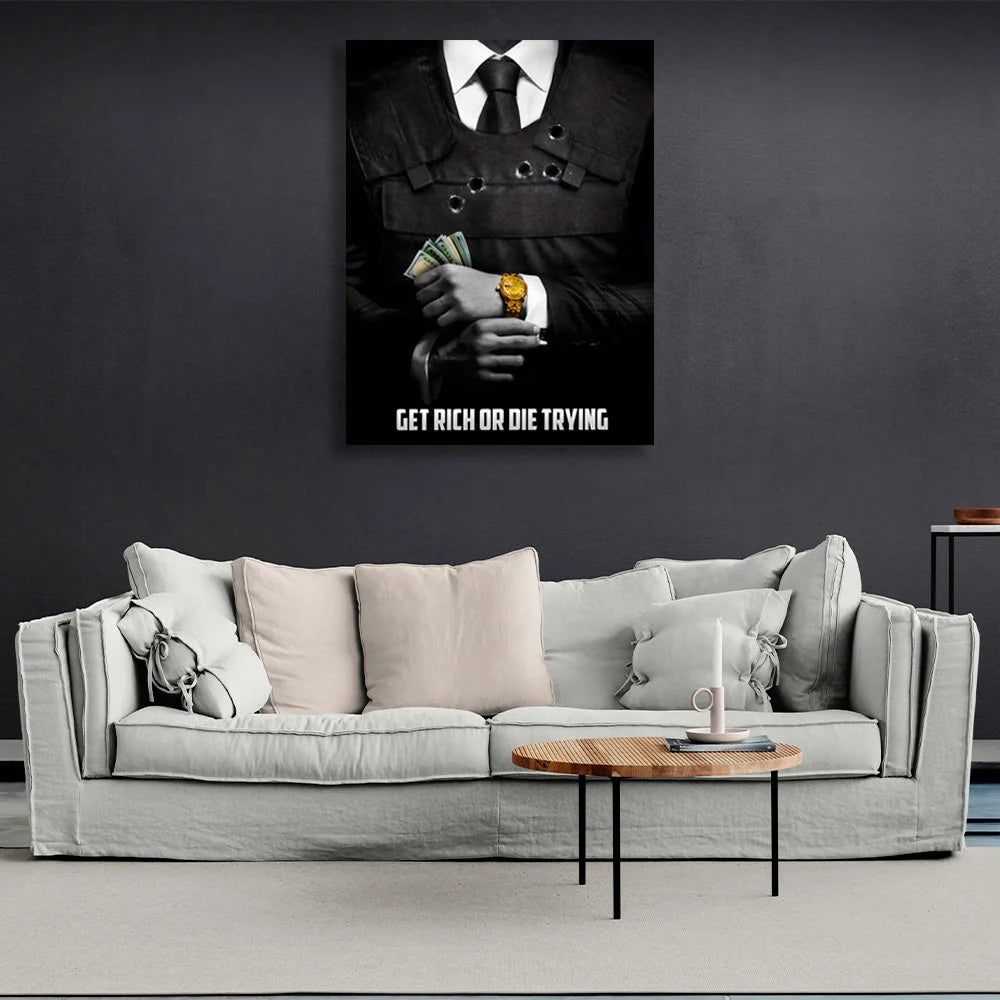 Ein Mann im Anzug mit Geld in den Händen und einer goldenen Uhr am Handgelenk mit der Aufschrift „Motivational“ auf Leinwand.