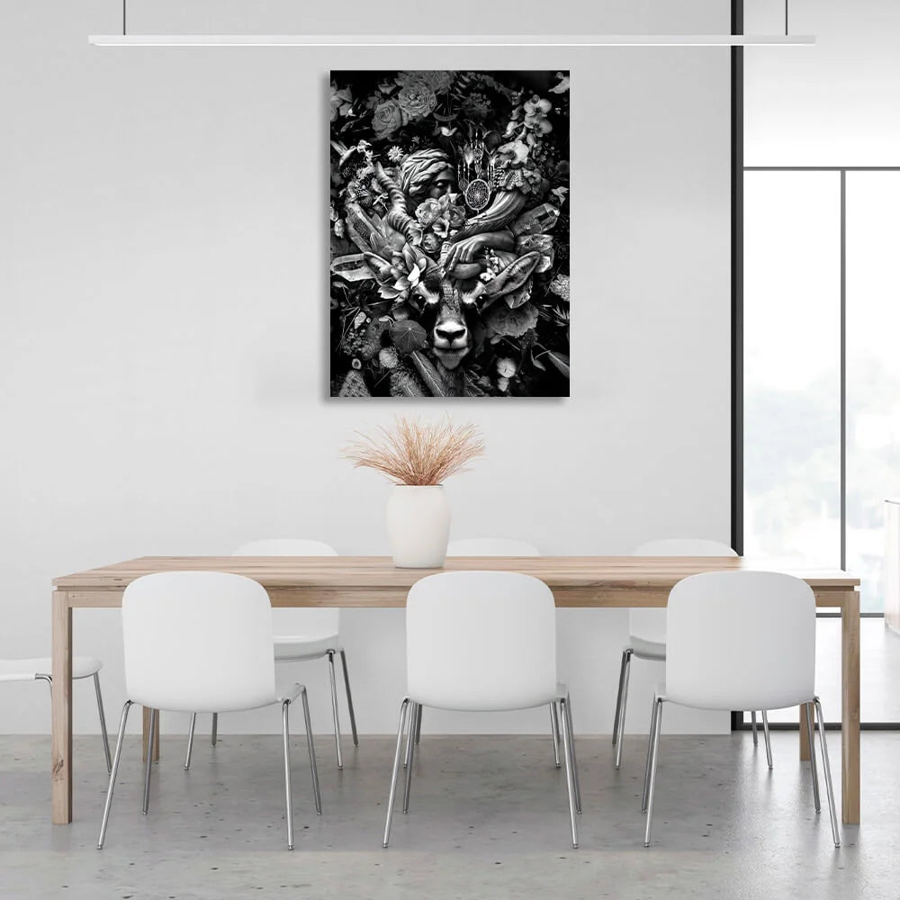 Kunstdruck auf Leinwand, Motiv: Schwarz-weiße Antilope und eine Statue einer Frau in Blumen