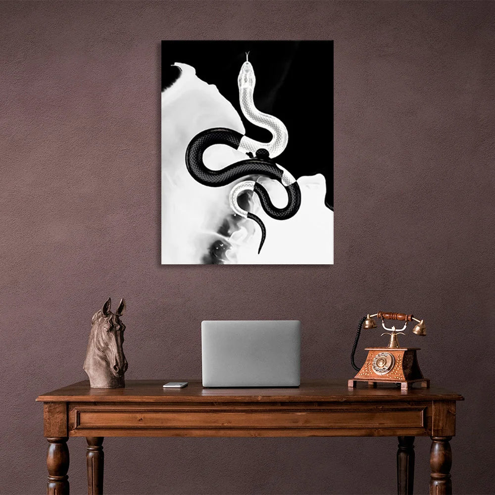 Schwarz-weiße Schlange auf schwarz-weißem Hintergrund, Kunstdruck auf Leinwand