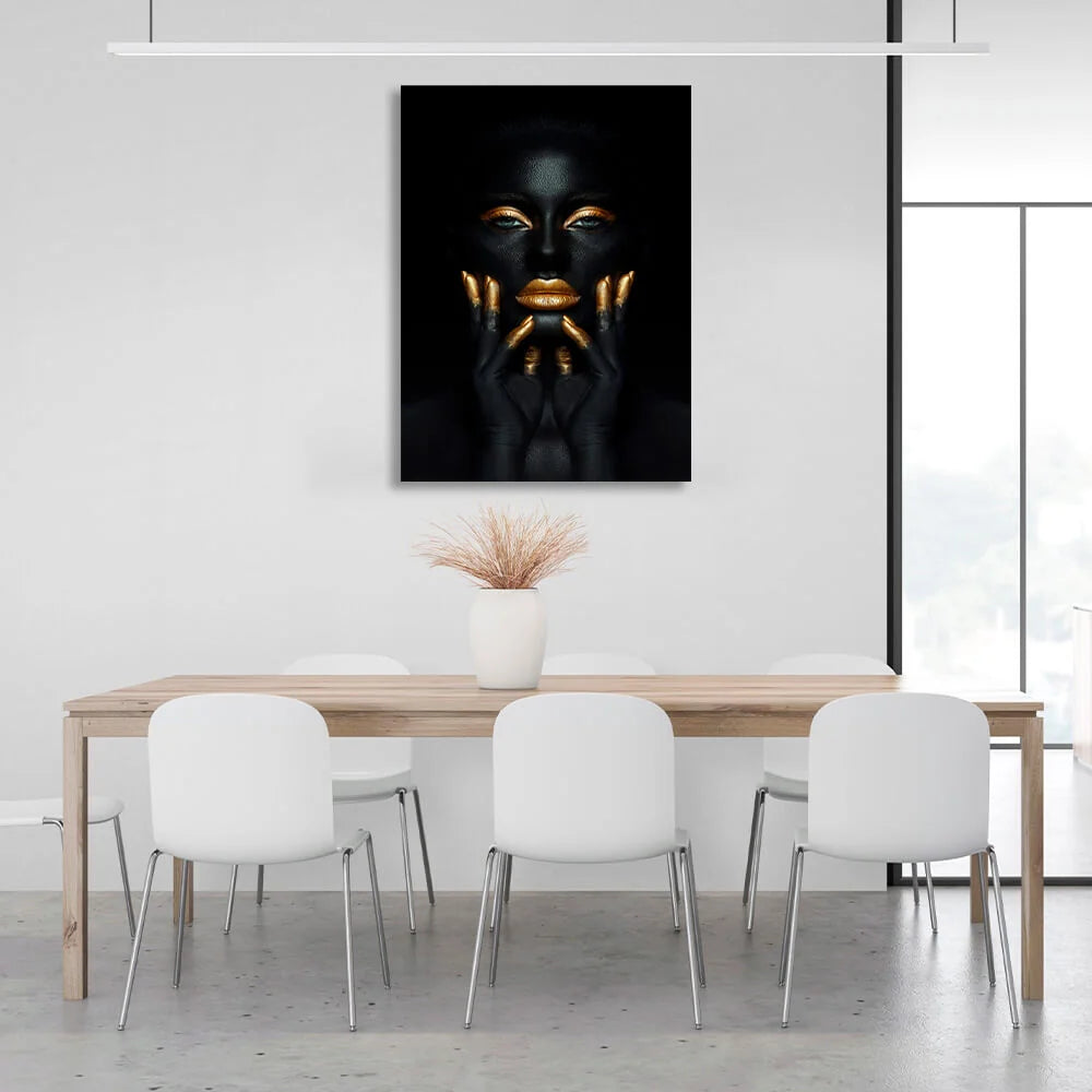 Leinwandbild „Dunkles Mädchen mit goldenen Elementen“