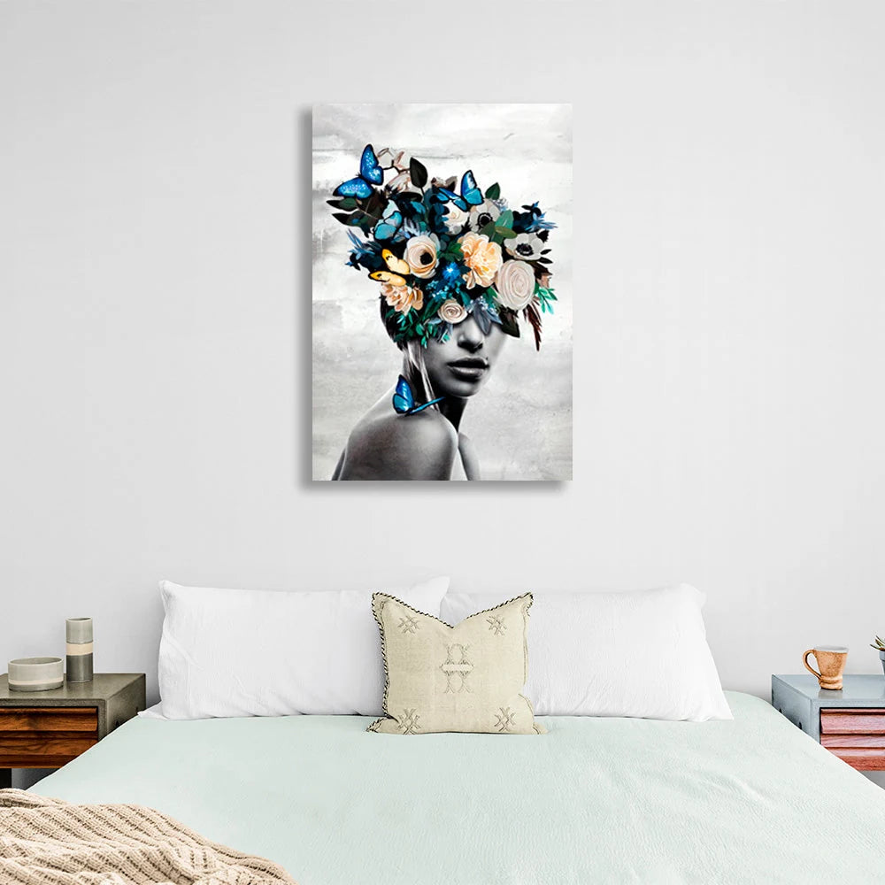 Kunstdruck auf Leinwand, Motiv: Mädchen mit Blumen und Schmetterlingen auf dem Kopf auf grauem Hintergrund