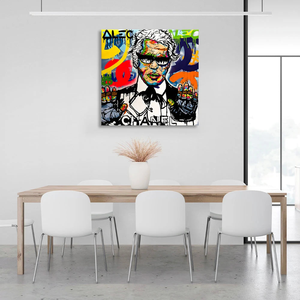 Graffiti eines Mannes mit „Chanel“ darauf, Kunstdruck auf Leinwand.