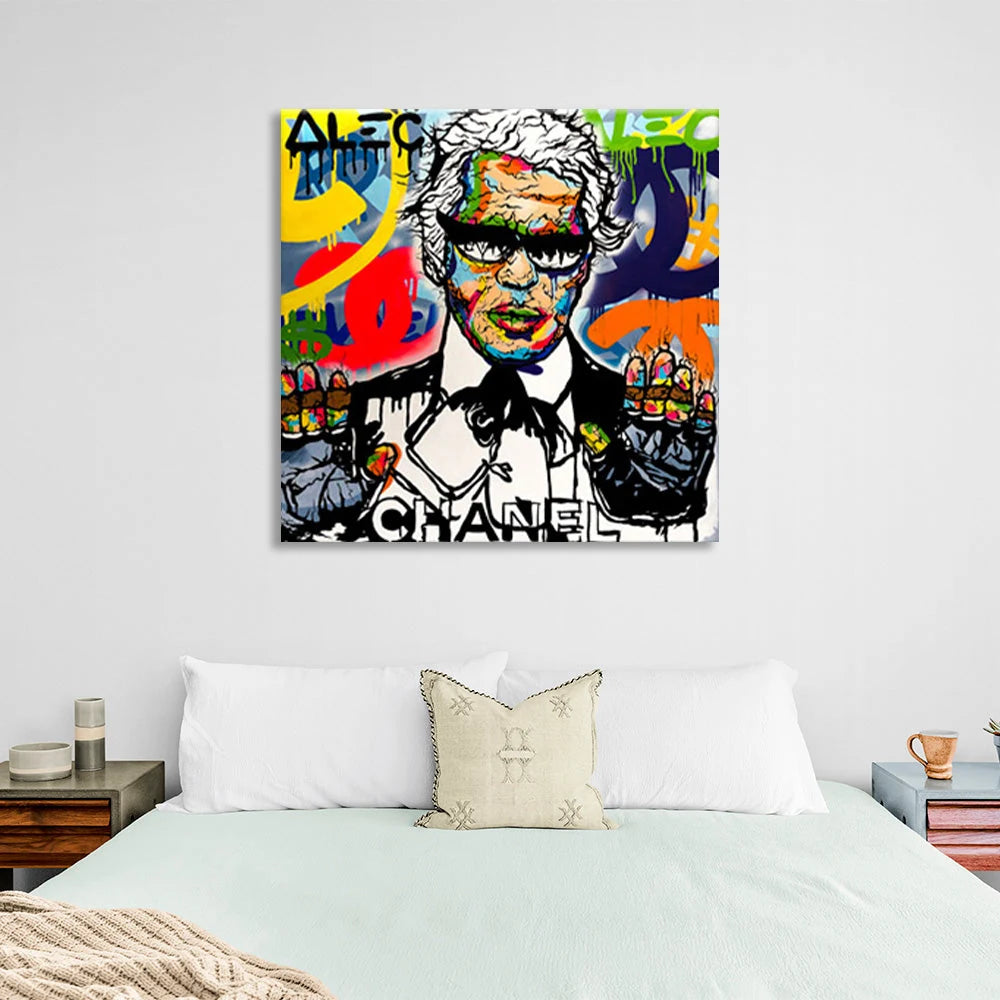 Graffiti eines Mannes mit „Chanel“ darauf, Kunstdruck auf Leinwand.