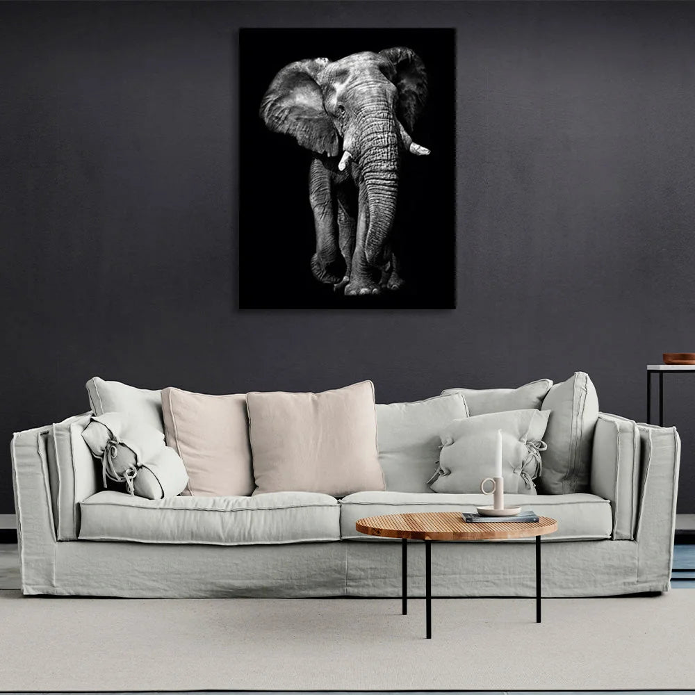 Riesiger Elefant auf schwarzem Hintergrund, Kunstdruck auf Leinwand