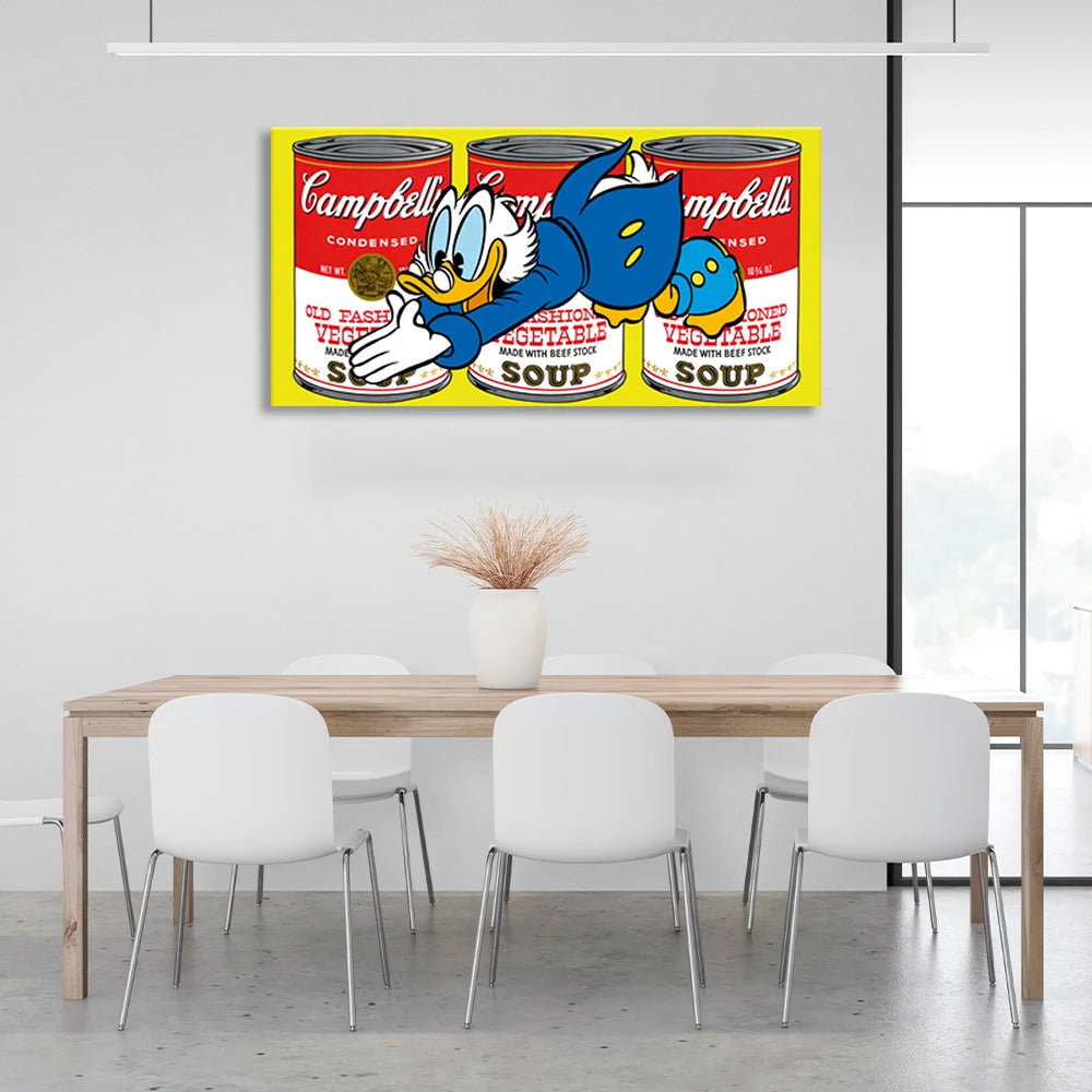 Scrooge vor einem Hintergrund aus drei Blechdosen und gelber Farbe. Inspirierender Kunstdruck auf Leinwand.