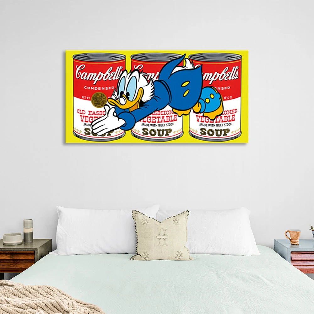 Scrooge vor einem Hintergrund aus drei Blechdosen und gelber Farbe. Inspirierender Kunstdruck auf Leinwand.