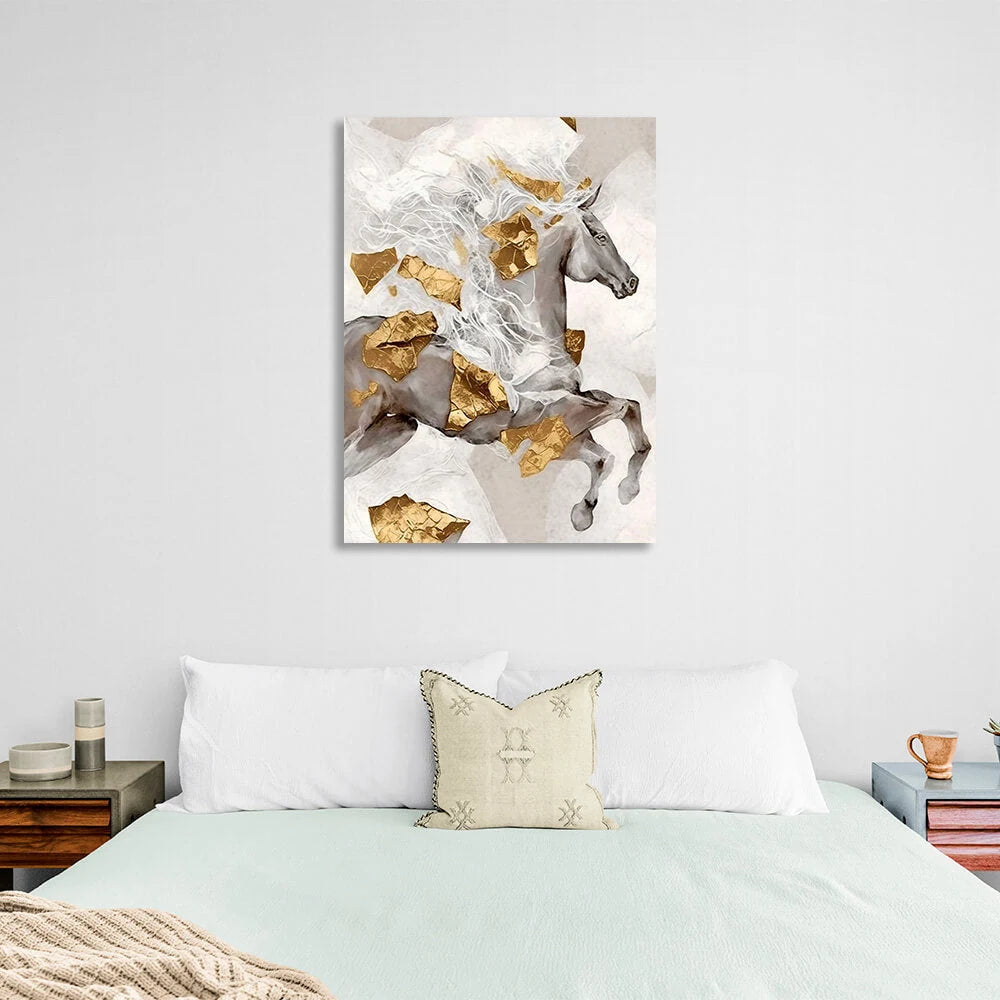 Silbernes Pferd mit goldenen Details, Kunstdruck auf Leinwand