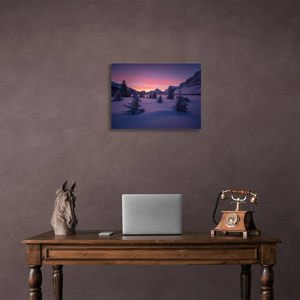 Kunstdruck auf Leinwand mit Schnee, Weihnachtsbäumen und Bergen bei Nacht