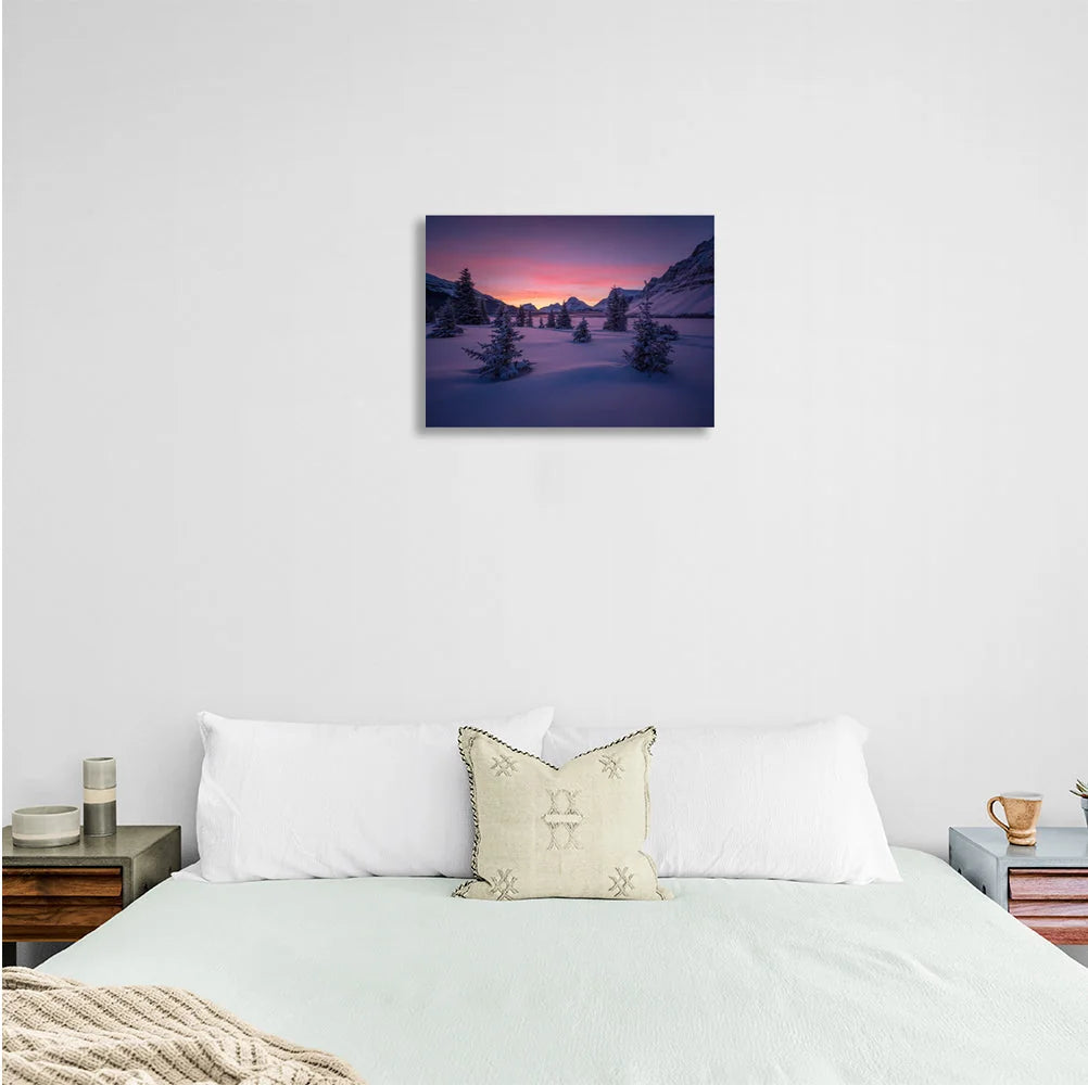 Kunstdruck auf Leinwand mit Schnee, Weihnachtsbäumen und Bergen bei Nacht