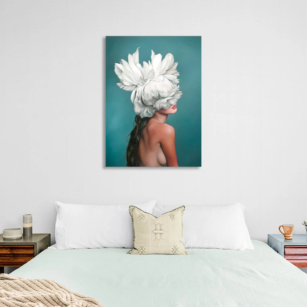 Das Mädchen mit den weißen Blumen auf dem Kopf ist ein türkisfarbener Kunstdruck auf Leinwand.
