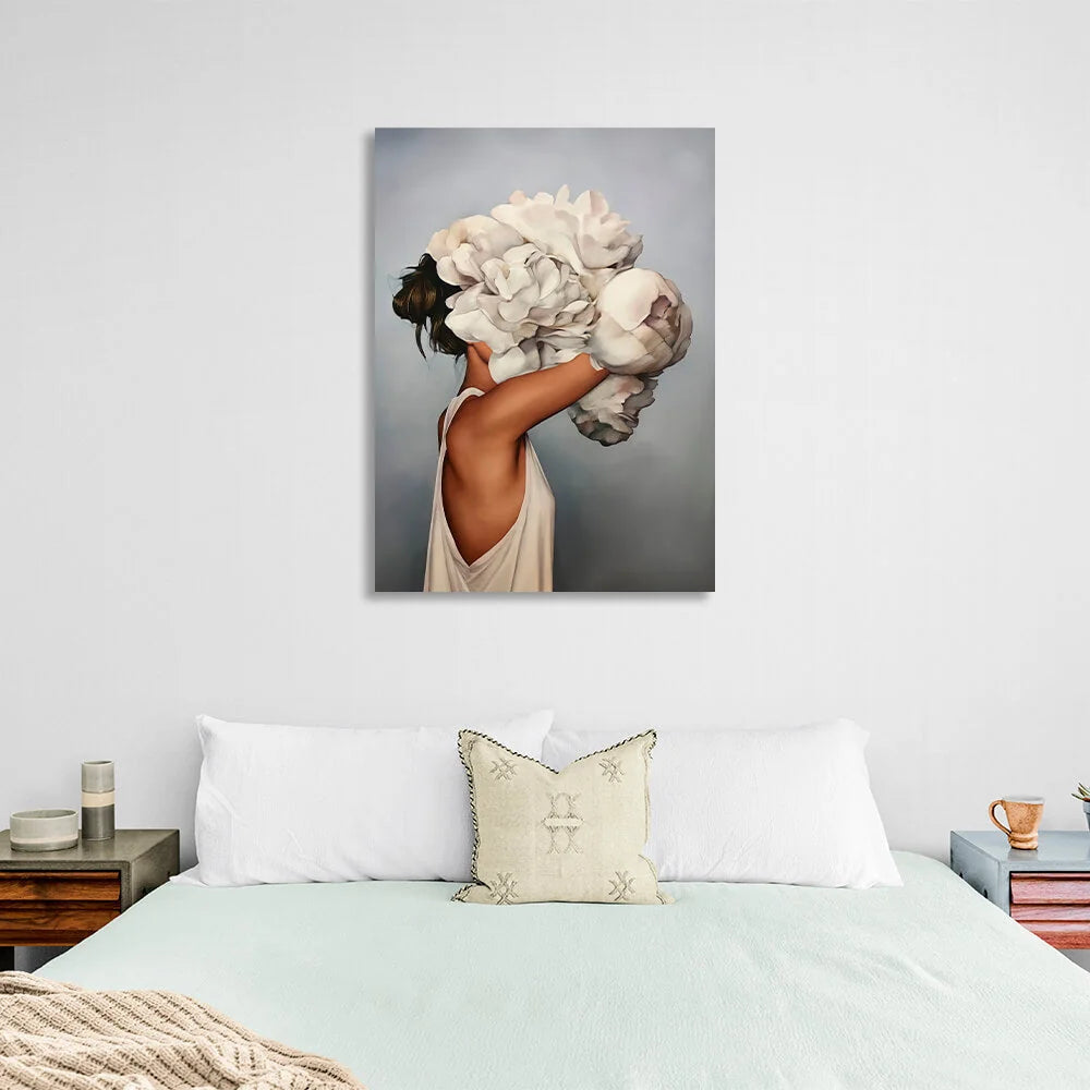 Das Mädchen mit den weißen Blumen auf dem Kopf ist ein grauer Leinwand-Kunstdruck.