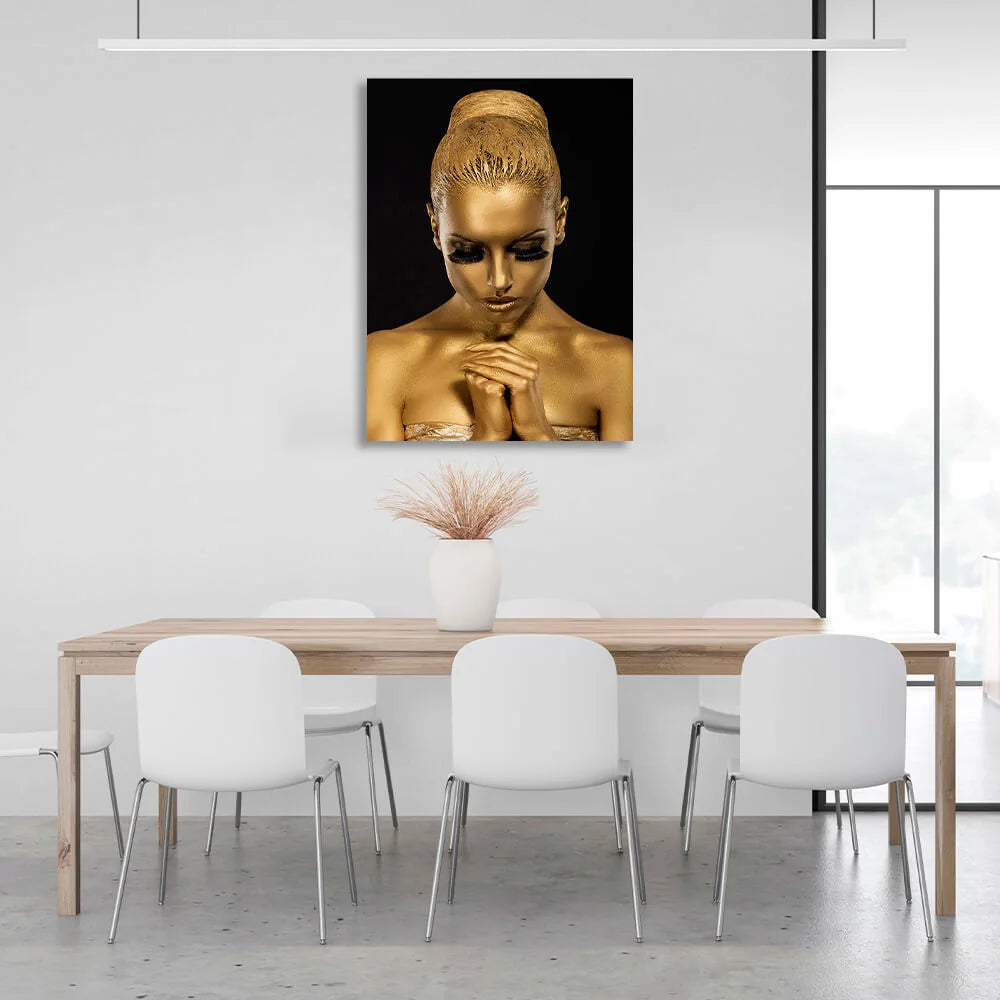 Kunstdruck auf Leinwand „Frau in Goldfarbe auf schwarzem Hintergrund“