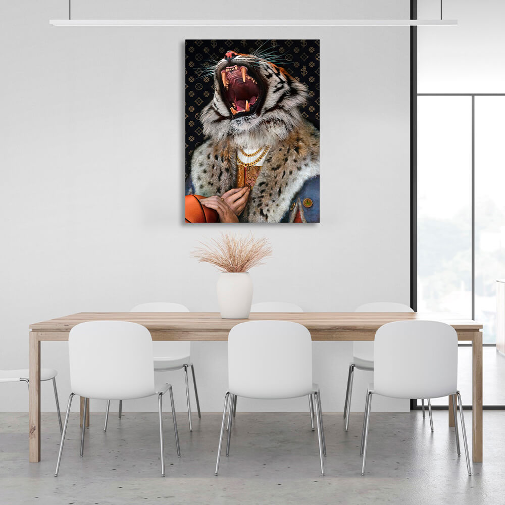 Kunstdruck auf Leinwand „Tiger im Pelzmantel mit Ketten“