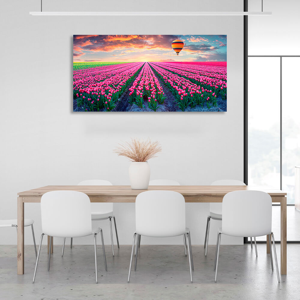 Ein Feld mit rosa Tulpen vor der Kulisse der Morgendämmerung und eines Heißluftballons auf Leinwand, Kunstdruck