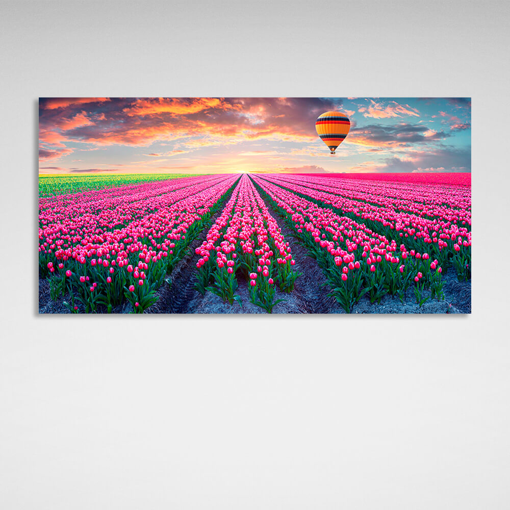 Ein Feld mit rosa Tulpen vor der Kulisse der Morgendämmerung und eines Heißluftballons auf Leinwand, Kunstdruck