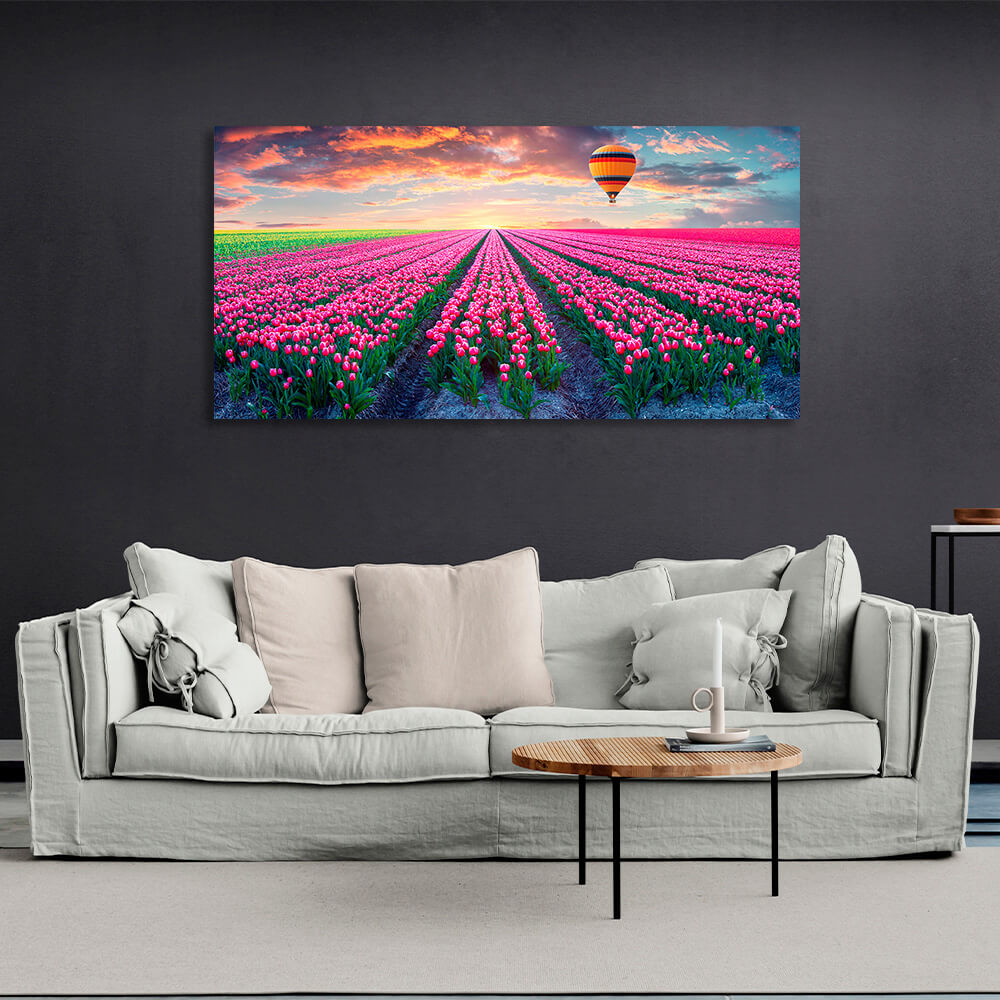 Ein Feld mit rosa Tulpen vor der Kulisse der Morgendämmerung und eines Heißluftballons auf Leinwand, Kunstdruck