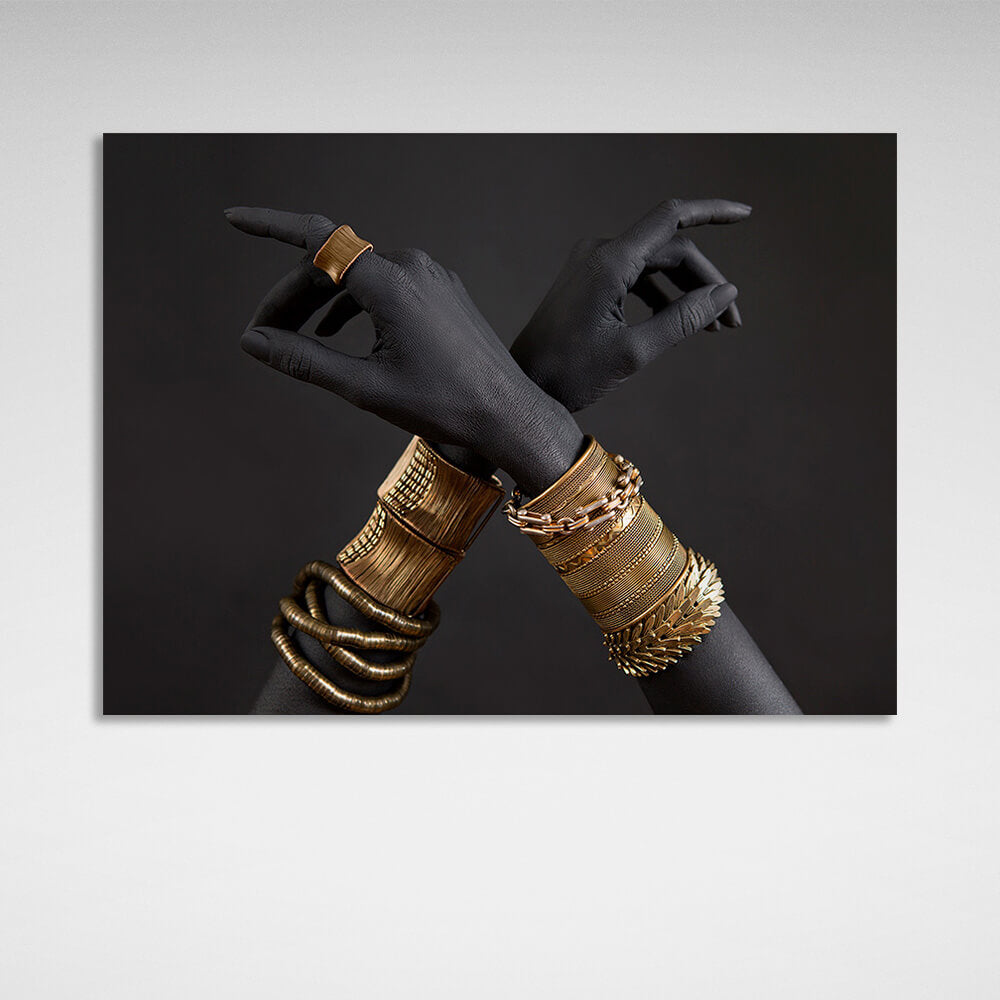 Die Hände einer Negerin mit goldenen Armbändern. Kunstdruck auf Leinwand