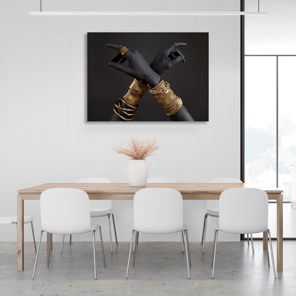 Die Hände einer Negerin mit goldenen Armbändern. Kunstdruck auf Leinwand