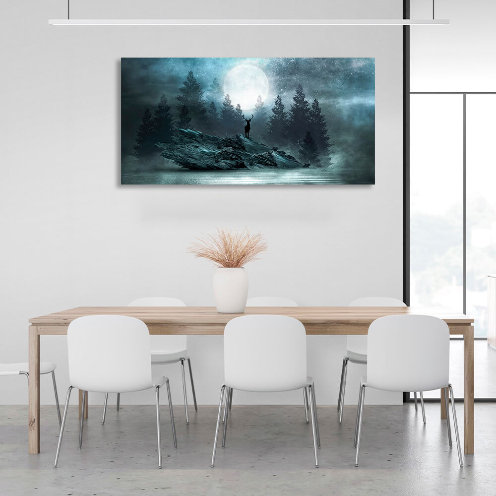 Kunstdruck auf Leinwand, Motiv: Ein Hirsch auf einer Klippe vor einer Waldkulisse im Mondlicht