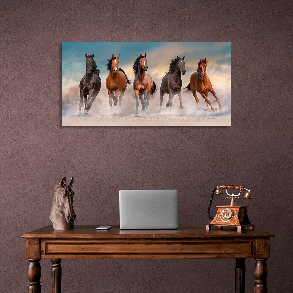 Kunstdruck auf Leinwand, Motiv: 5 Pferde, die vor blauem Himmel durch die Wüste rennen