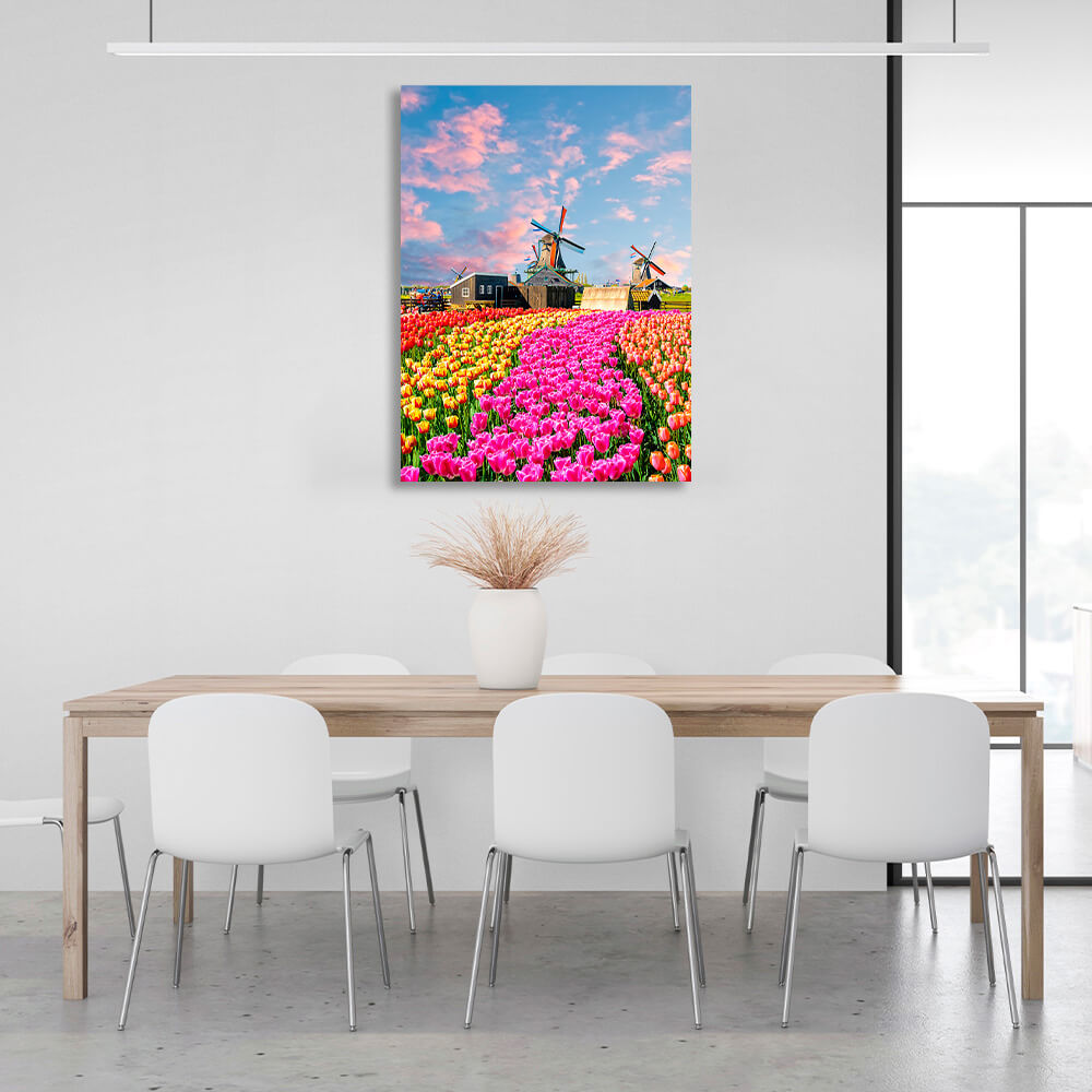 Ein Tulpenfeld in der Nähe der Mühlenhäuser. Kunstdruck auf Leinwand