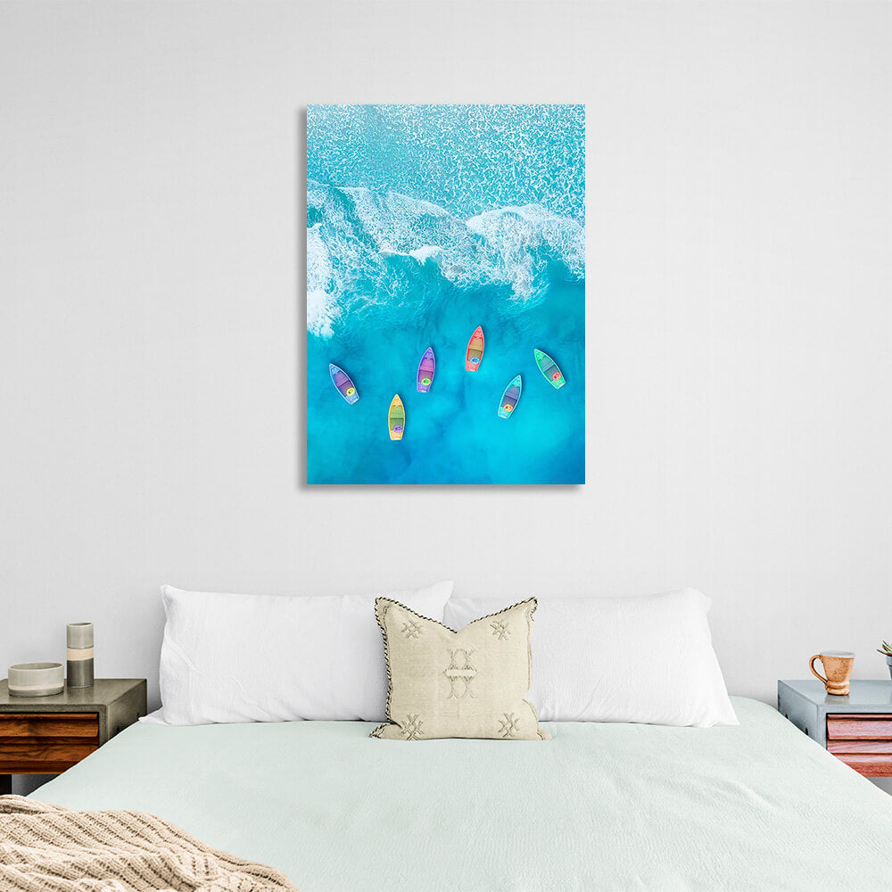 Sechs bunte Boote in einem sanften blauen Meer mit weißem Schaum Leinwand Wand Kunstdruck