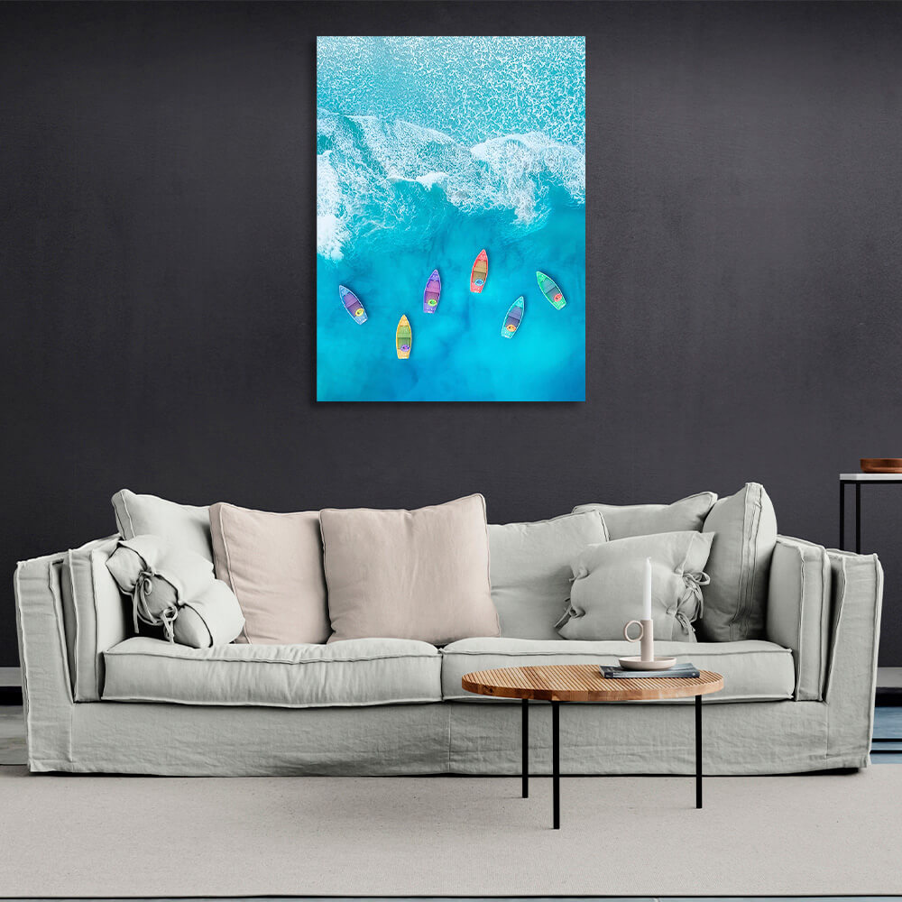 Sechs bunte Boote in einem sanften blauen Meer mit weißem Schaum Leinwand Wand Kunstdruck