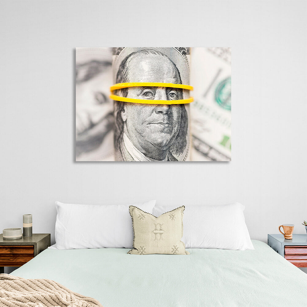 Franklin auf einem verschwommenen Hintergrund aus Dollars. Inspirierender Kunstdruck auf Leinwand.