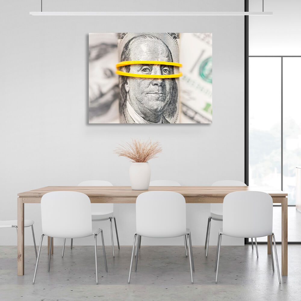 Franklin auf einem verschwommenen Hintergrund aus Dollars. Inspirierender Kunstdruck auf Leinwand.