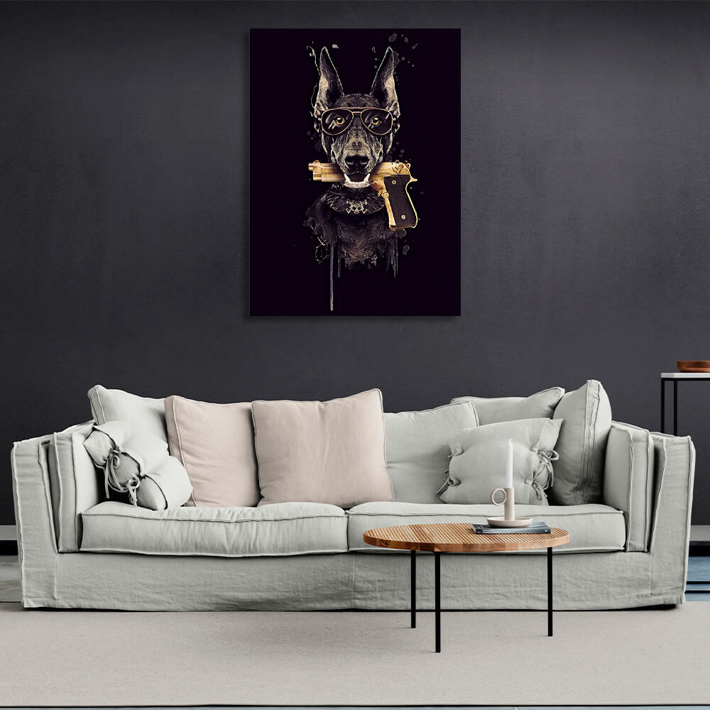 Dobermann mit einer Pistole zwischen den Zähnen. Kunstdruck auf Leinwand.