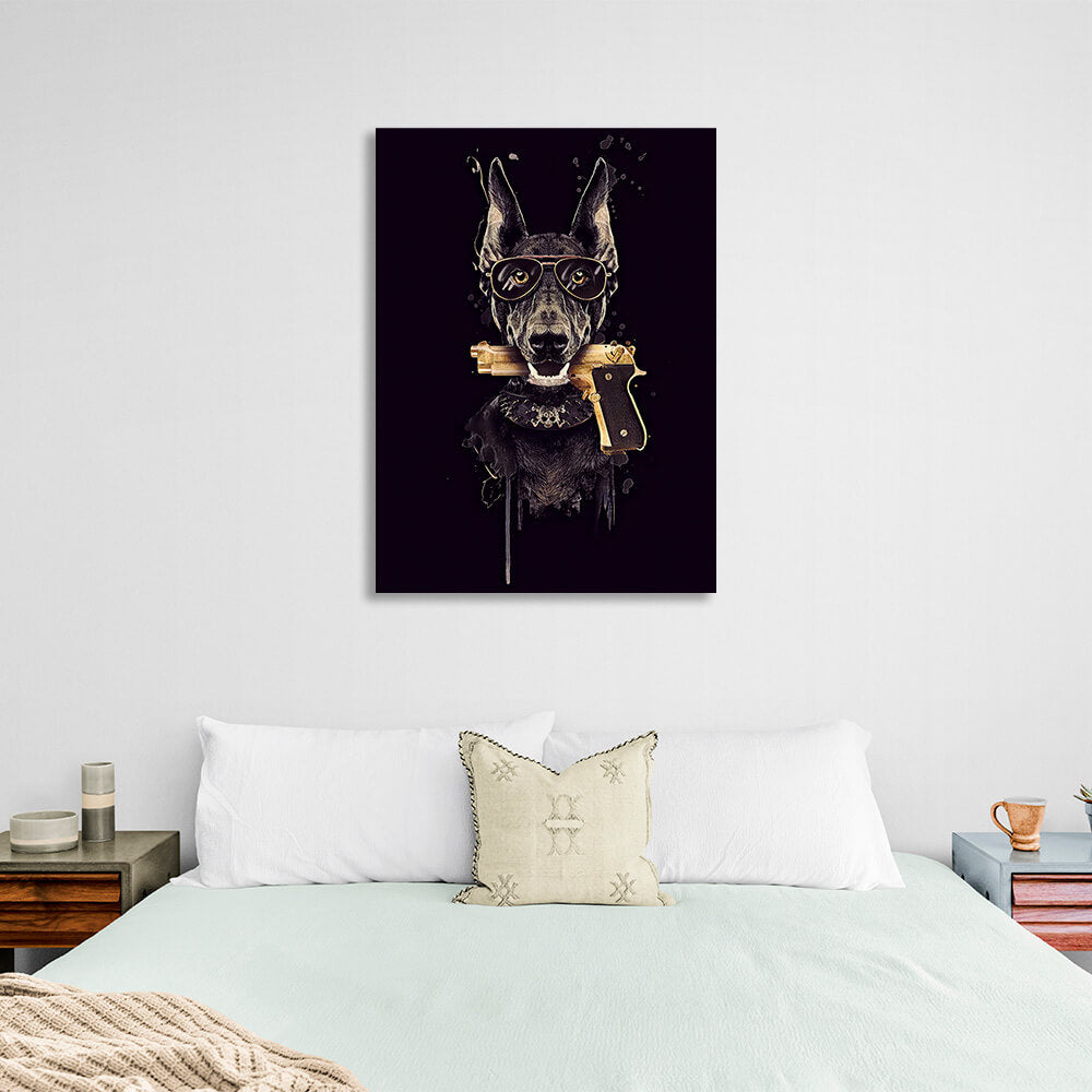 Dobermann mit einer Pistole zwischen den Zähnen. Kunstdruck auf Leinwand.