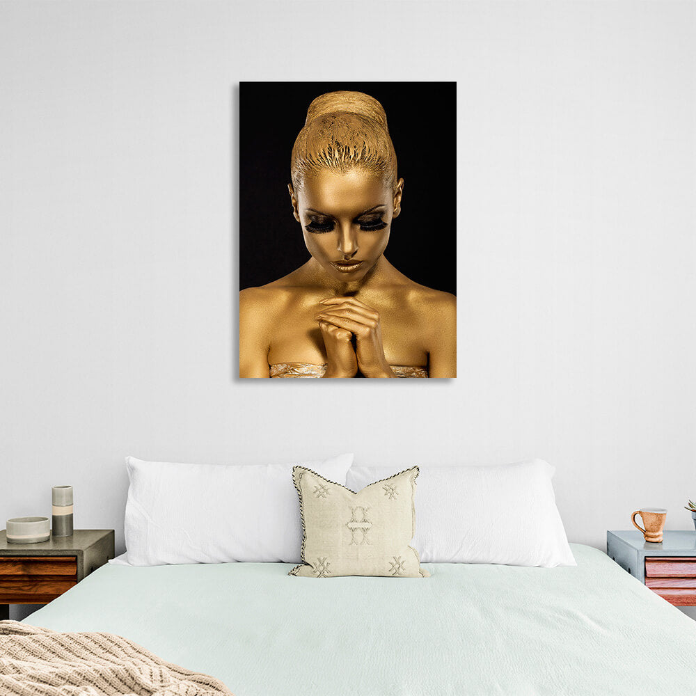 Kunstdruck auf Leinwand „Frau in Goldfarbe auf schwarzem Hintergrund“