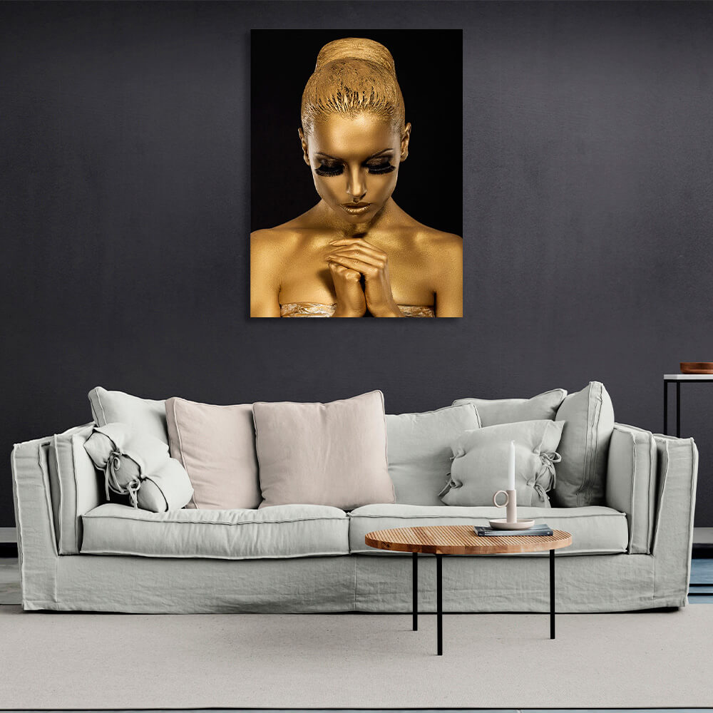 Kunstdruck auf Leinwand „Frau in Goldfarbe auf schwarzem Hintergrund“