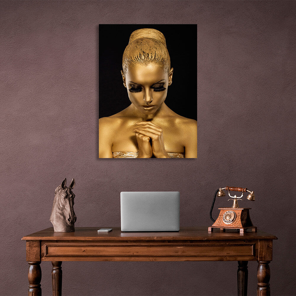 Kunstdruck auf Leinwand „Frau in Goldfarbe auf schwarzem Hintergrund“