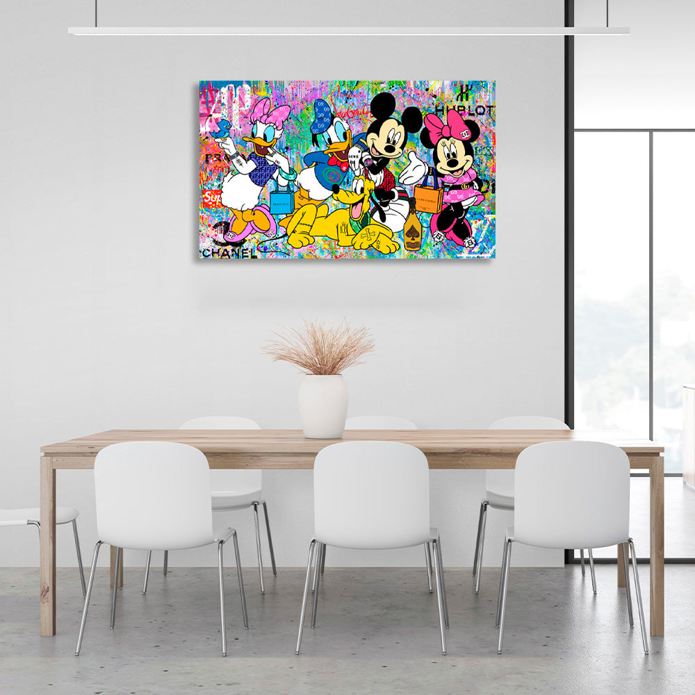 Leinwandbild „Mickey Mouse und seine Freunde“ auf farbigem Hintergrund