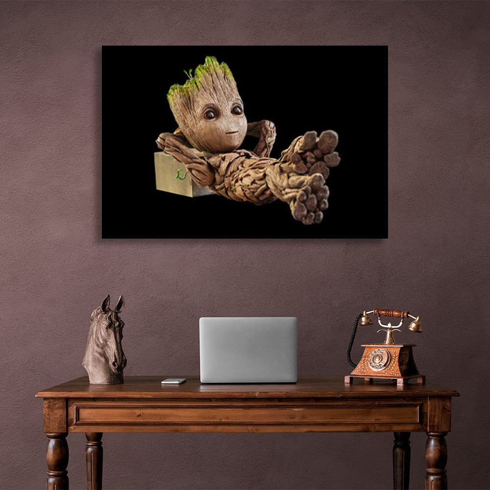 Kunstdruck auf Leinwand „Little Groot“ auf schwarzem Hintergrund