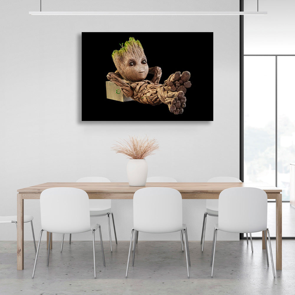 Kunstdruck auf Leinwand „Little Groot“ auf schwarzem Hintergrund