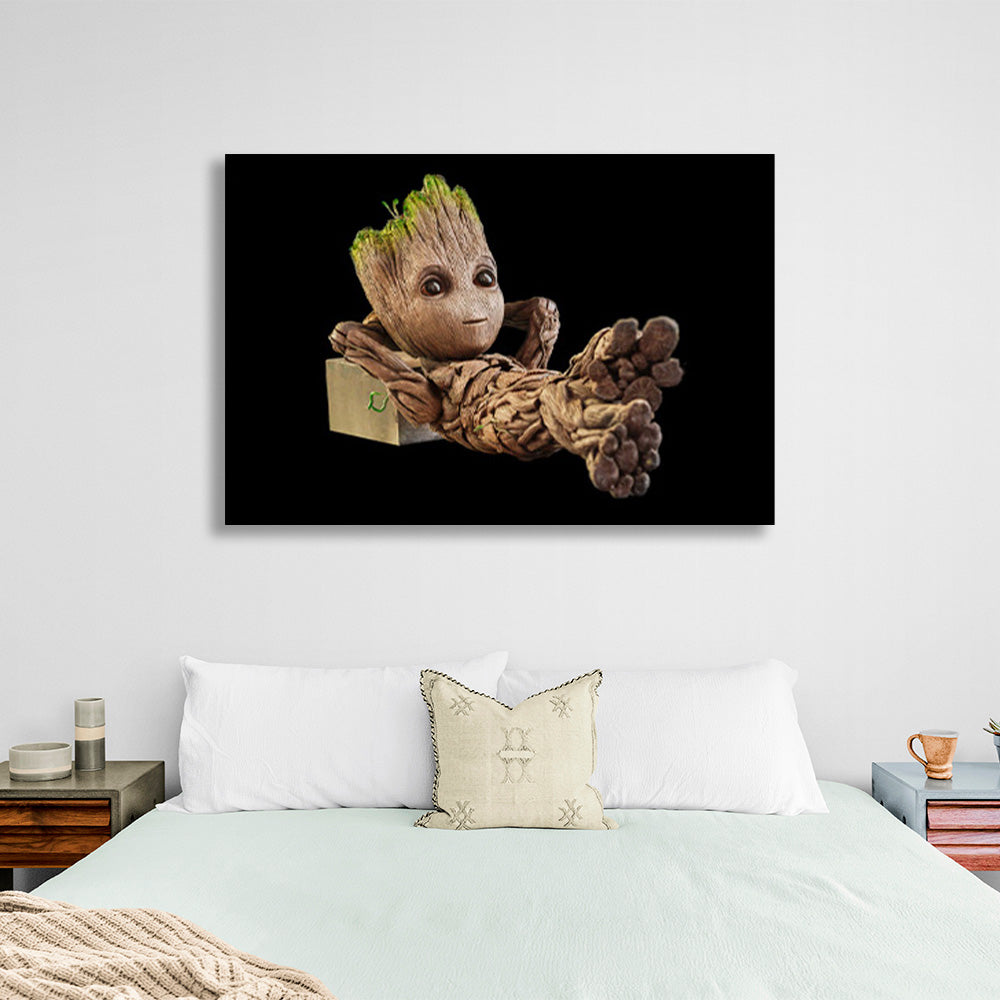 Kunstdruck auf Leinwand „Little Groot“ auf schwarzem Hintergrund