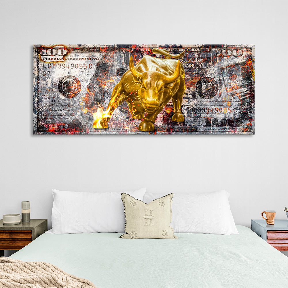 Ein goldener Bulle auf einem 100-Dollar-Schein. Inspirierender Kunstdruck auf Leinwand.