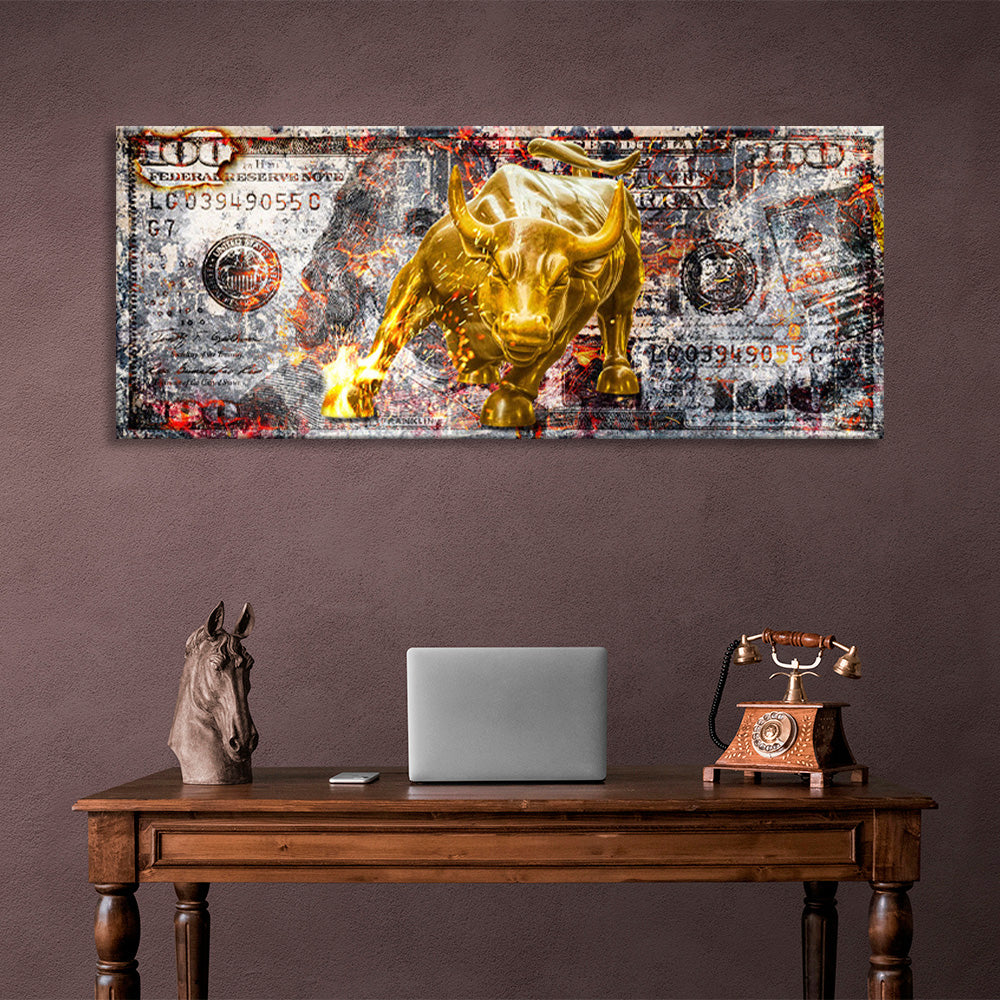 Ein goldener Bulle auf einem 100-Dollar-Schein. Inspirierender Kunstdruck auf Leinwand.