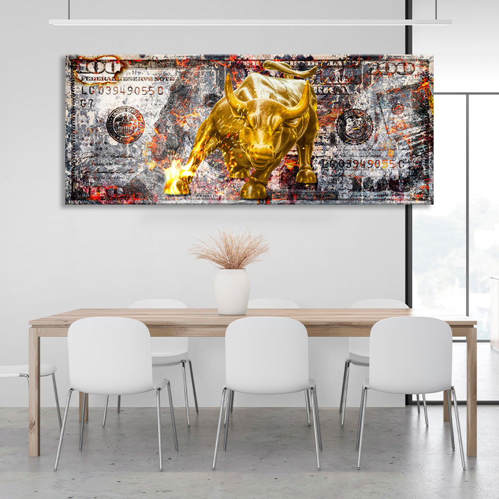 Ein goldener Bulle auf einem 100-Dollar-Schein. Inspirierender Kunstdruck auf Leinwand.