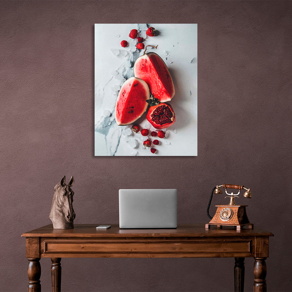 Zwei Stücke Wassermelone Granatapfel und Erdbeeren auf dem Tisch Leinwand Wand Kunstdruck für Küche