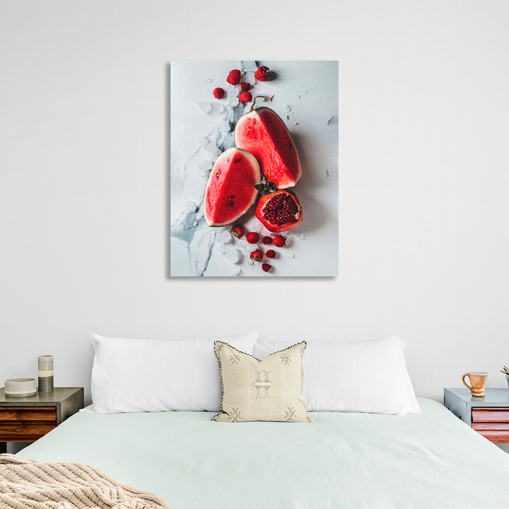 Zwei Stücke Wassermelone Granatapfel und Erdbeeren auf dem Tisch Leinwand Wand Kunstdruck für Küche