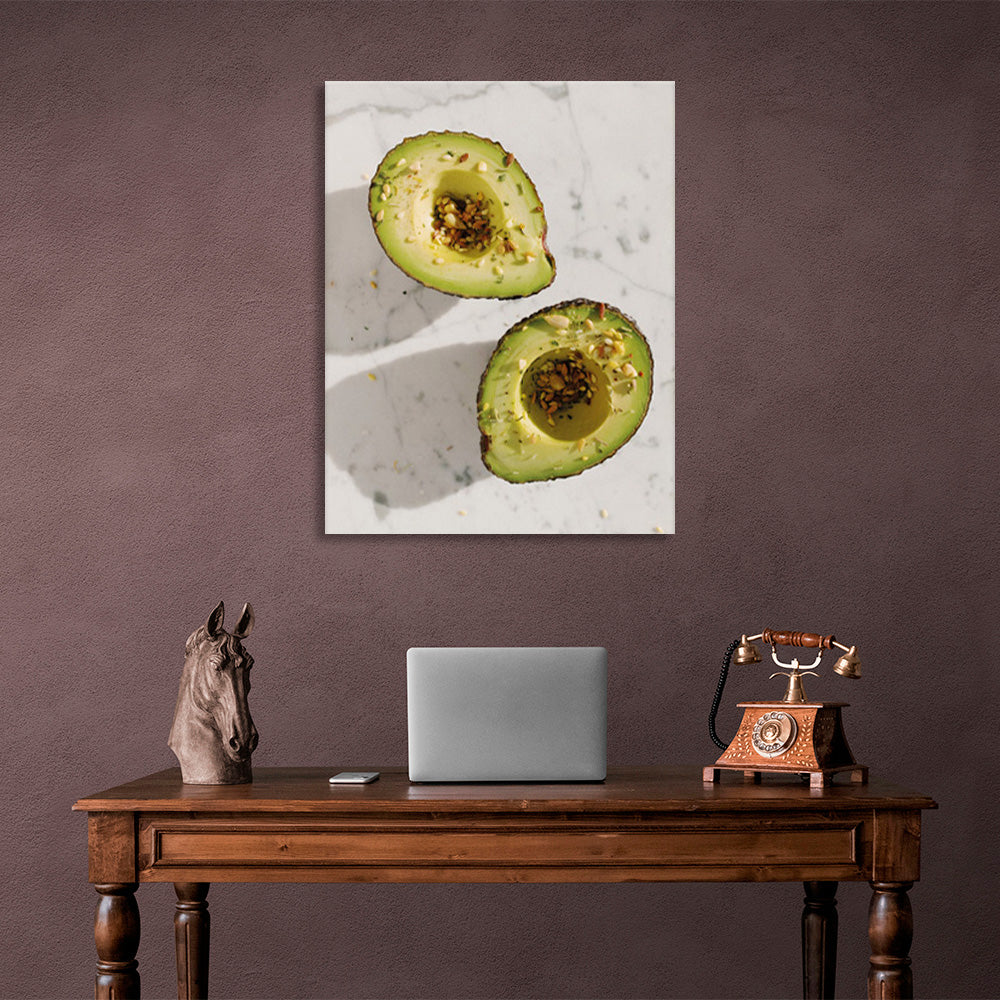 Avocado mit Gewürzen auf marmoriertem Hintergrund Leinwandbild für die Küche