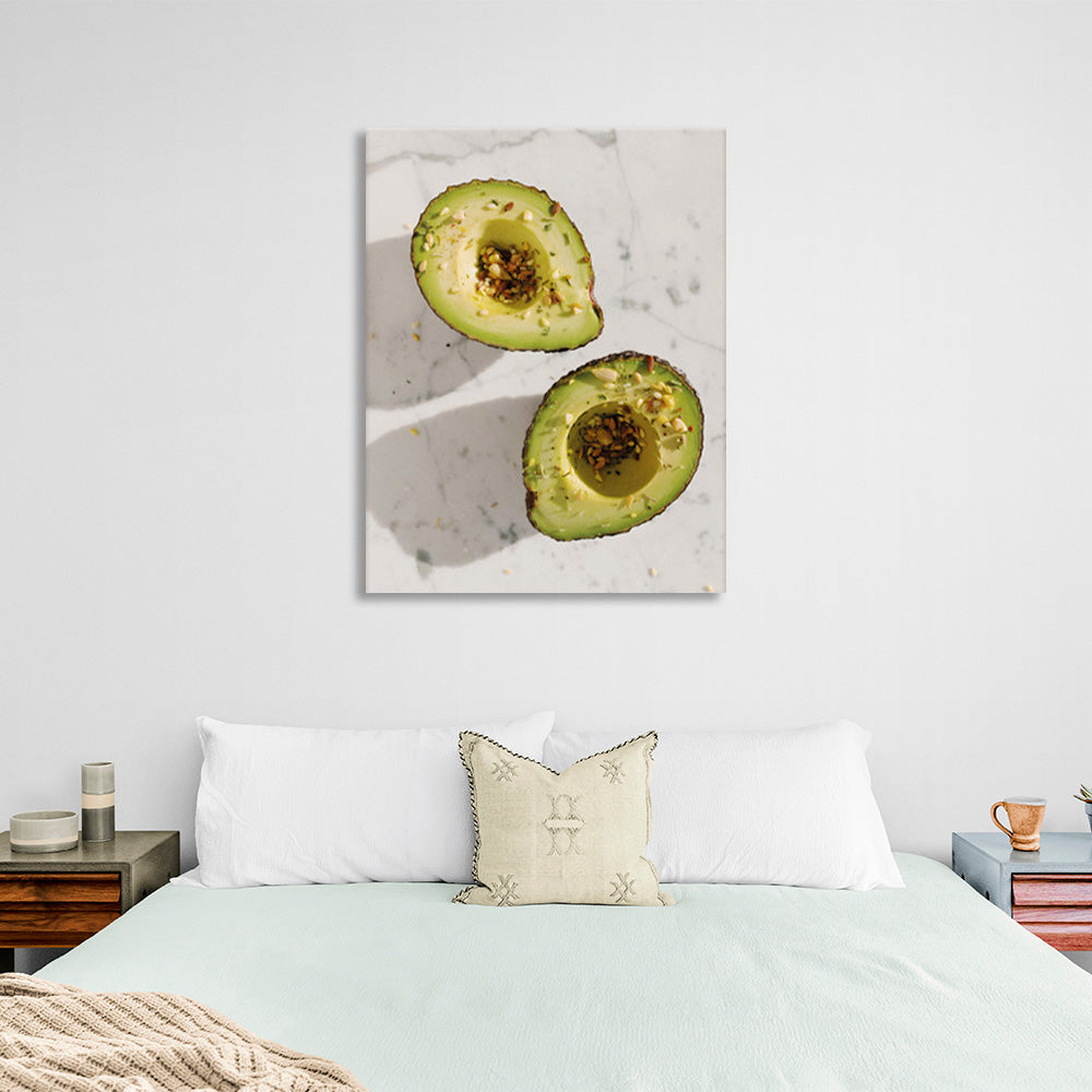 Avocado mit Gewürzen auf marmoriertem Hintergrund Leinwandbild für die Küche